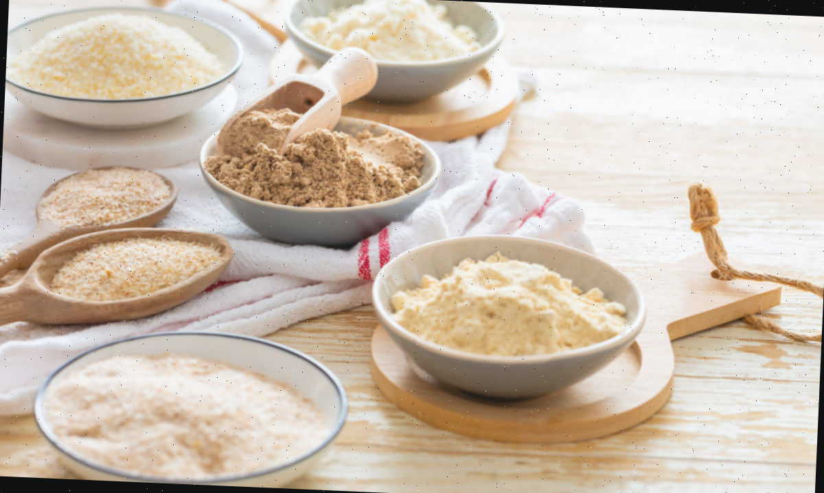 Tigelas de substitutos de farinha sem glúten para assar.