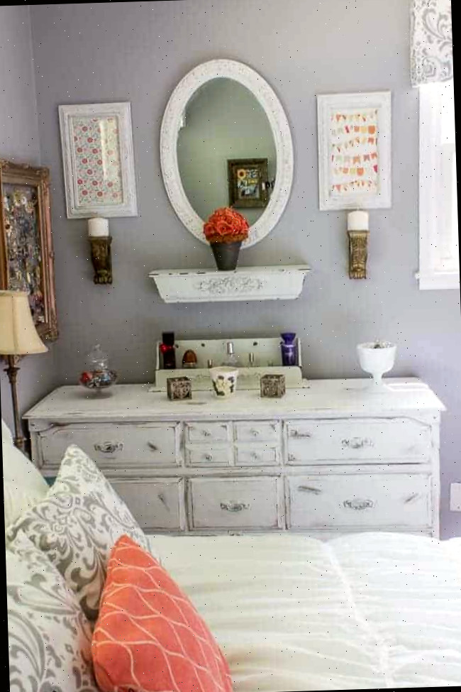 Uma cama de casal em um quarto