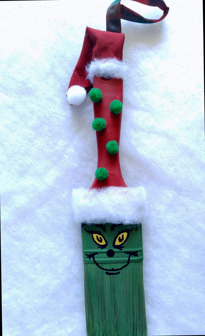 Este encantador Ornamento de Pincel do Grinch será um favorito da família por anos. É simples de fazer com meu tutorial passo a passo.