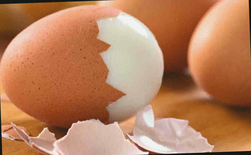 Ovos cozidos fáceis de descascar. Ovos cozidos com a casca meio retirada do ovo.