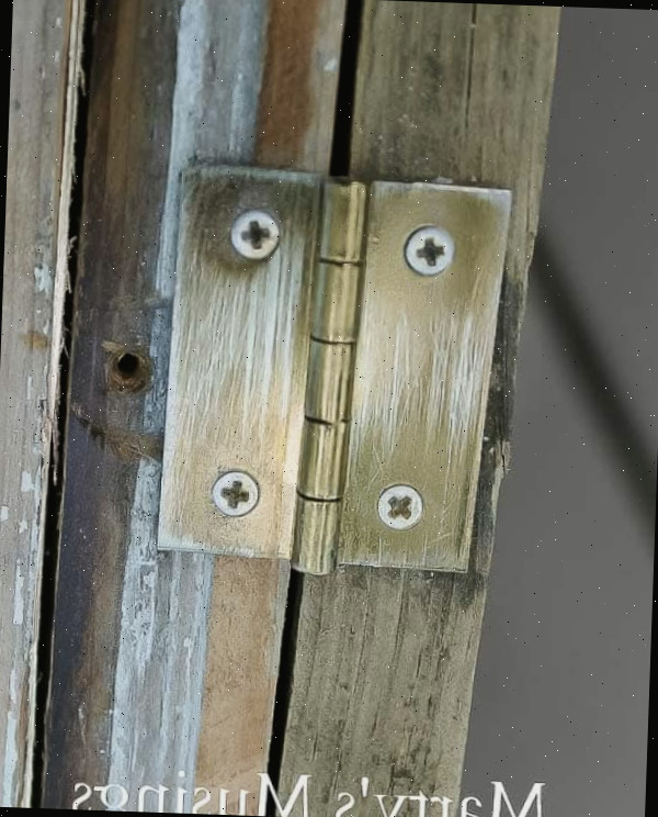 Uma porta de madeira