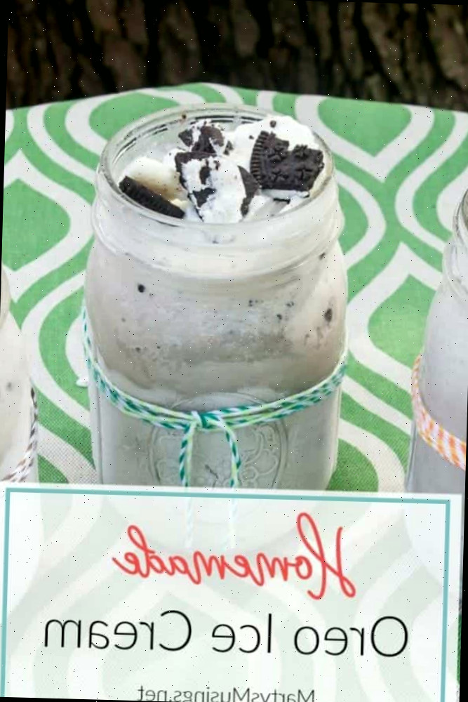 sorvete Oreo caseiro em um pote de vidro