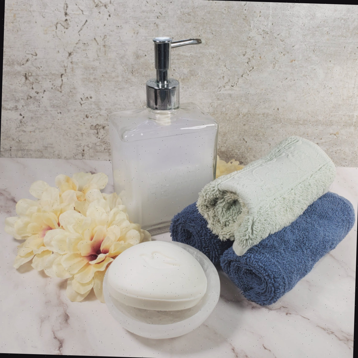 Apresentação de detergente líquido caseiro em um banheiro. Detergente líquido caseiro em um frasco de vidro vintage, ao lado de flores, toalhas enroladas e uma barra de sabão Dove.