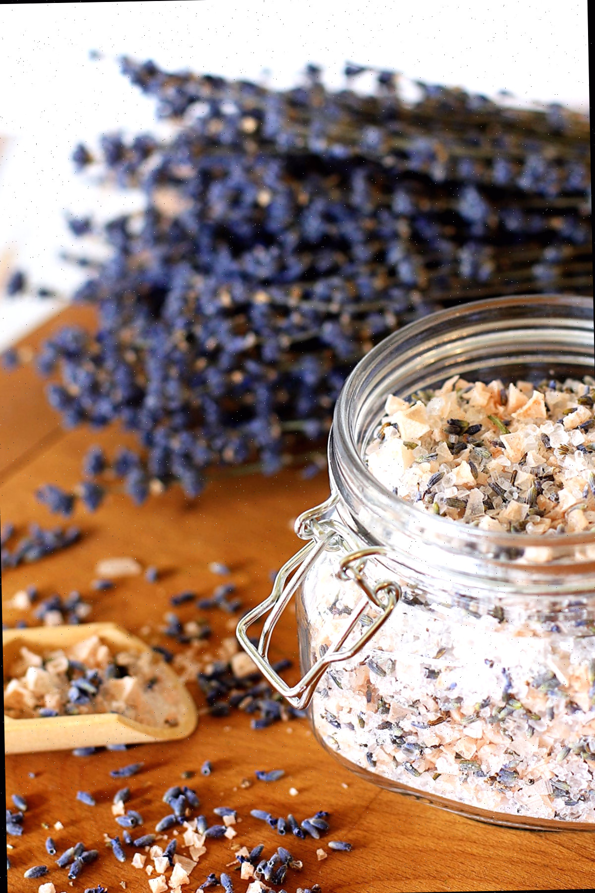 Encantadores sais de banho de lavanda em um frasco de vidro utilizados como presentes nas festividades, no Dia das Mães ou como lembrancinhas de casamento.