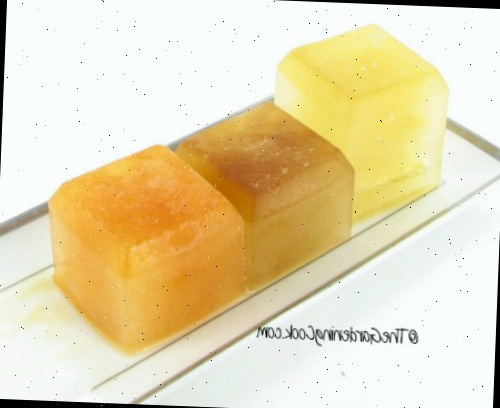 Cubos de caldo de vegetais, caldo de frango e caldo de carne Cubos de caldo de vegetais, caldo de frango e caldo de carne em um prato branco.