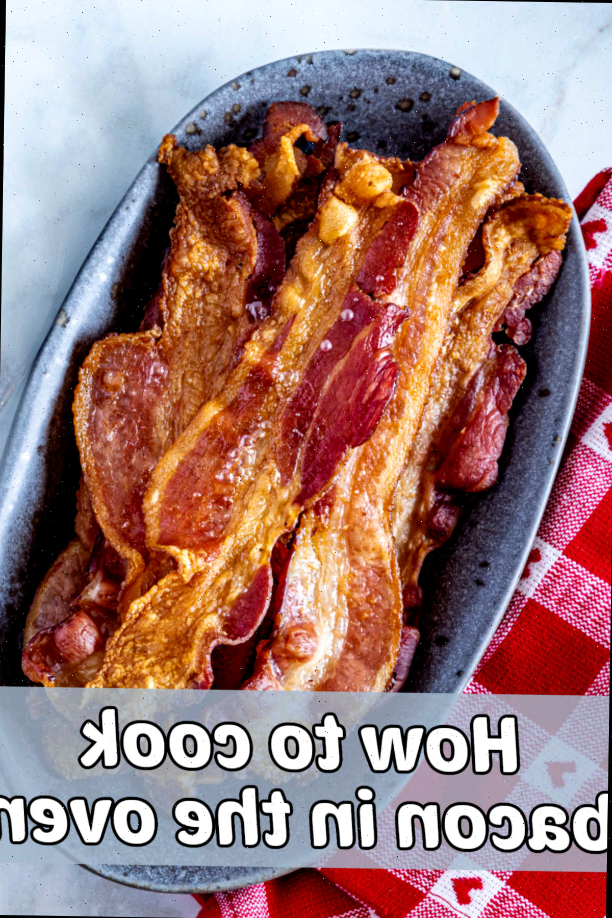 Uma tigela azul ao lado de uma toalha xadrez vermelha com bacon cozido no forno dentro. Texto cinza diz Como cozinhar bacon no forno.