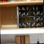 especiarias organizadas em armário com tampas pretas