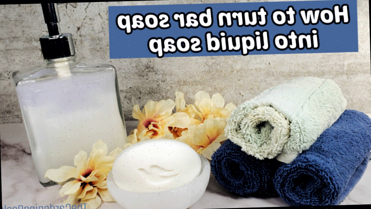 Como transformar barra de sabão em sabão líquido Uma barra de sabão Dove e um recipiente de sabonete líquido para as mãos ao lado de flores e toalhas enroladas. Caixa de texto azul diz Como transformar barra de sabão em sabão líquido.