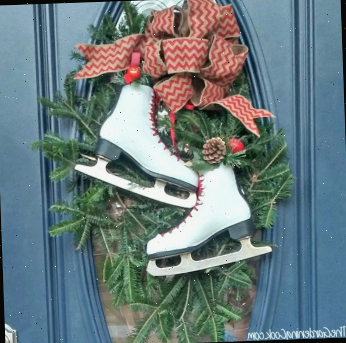 Decoração de porta festiva com patins decorados em uma porta azul.