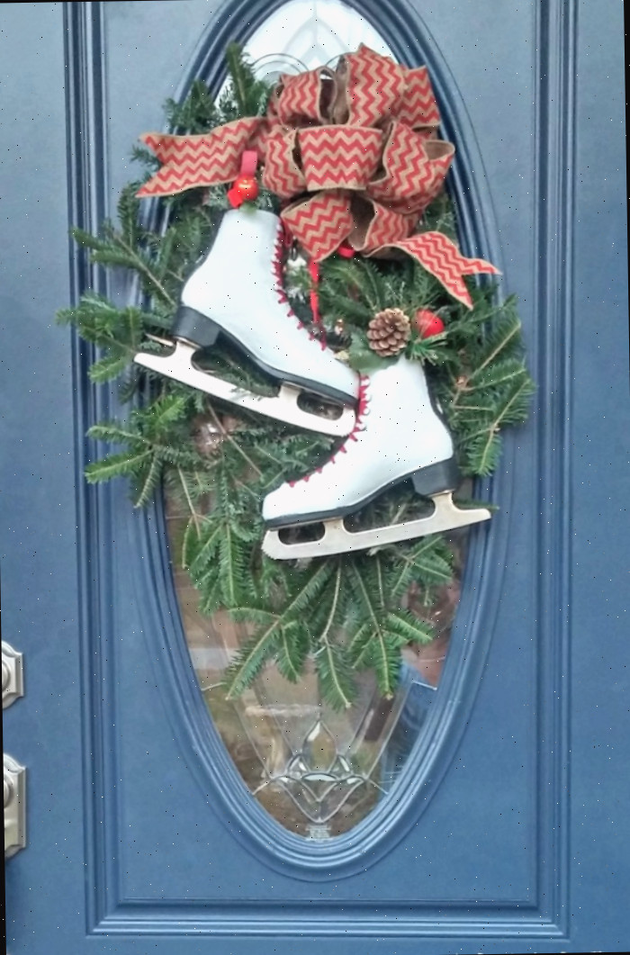 Esta guirlanda festiva de patins de gelo parece perfeita em uma porta da frente com um painel de vidro oval. Os patins adicionam um toque divertido ao laço de juta e conferem a todo o projeto um visual campestre. thegardeningcook.com