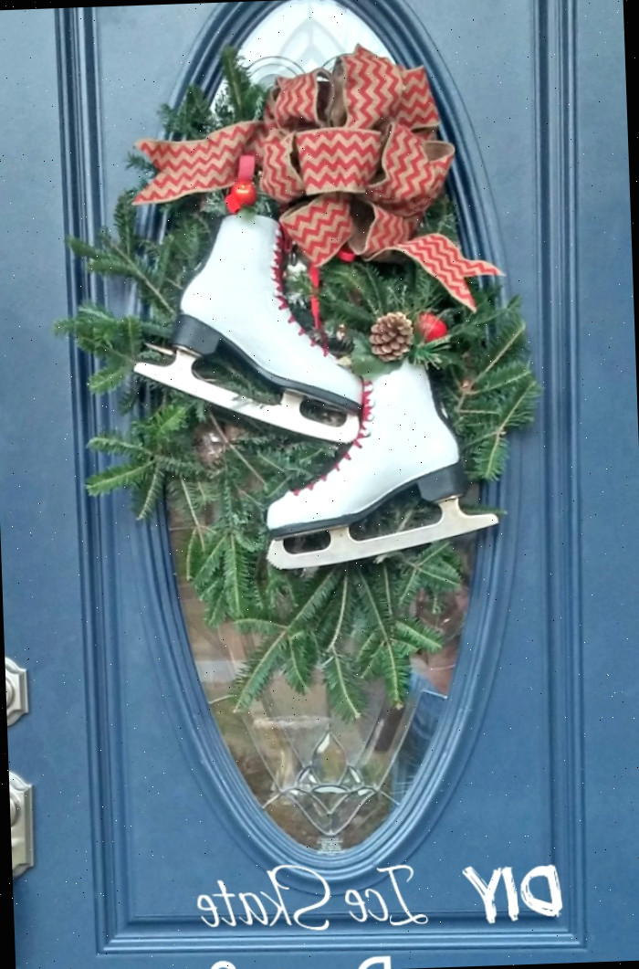 Esta guirlanda festiva de patins de gelo parece ideal em uma porta da frente com um painel de vidro oval. Os patins acrescentam um toque divertido ao laço de juta e conferem a todo o projeto um aspecto campestre. thegardeningcook.com