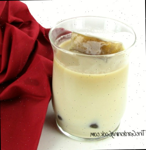 Iced coffee time! café gelado em um copo com um guardanapo vermelho.