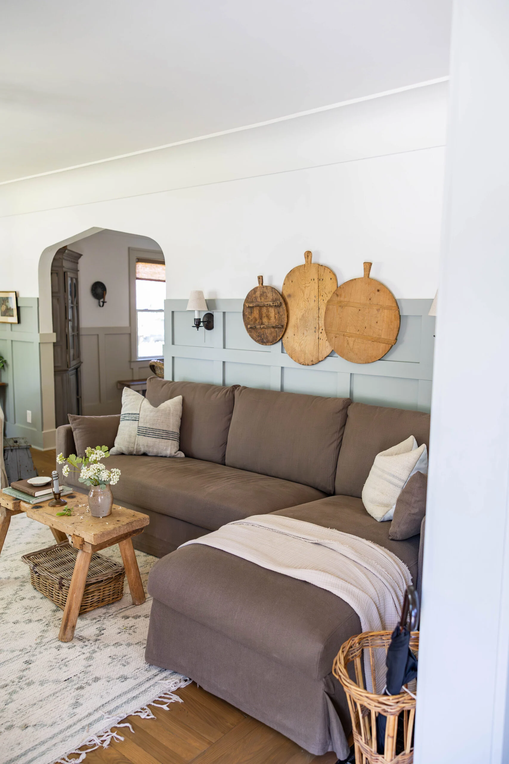 Tour de verão pela sala de estar com sofá novo