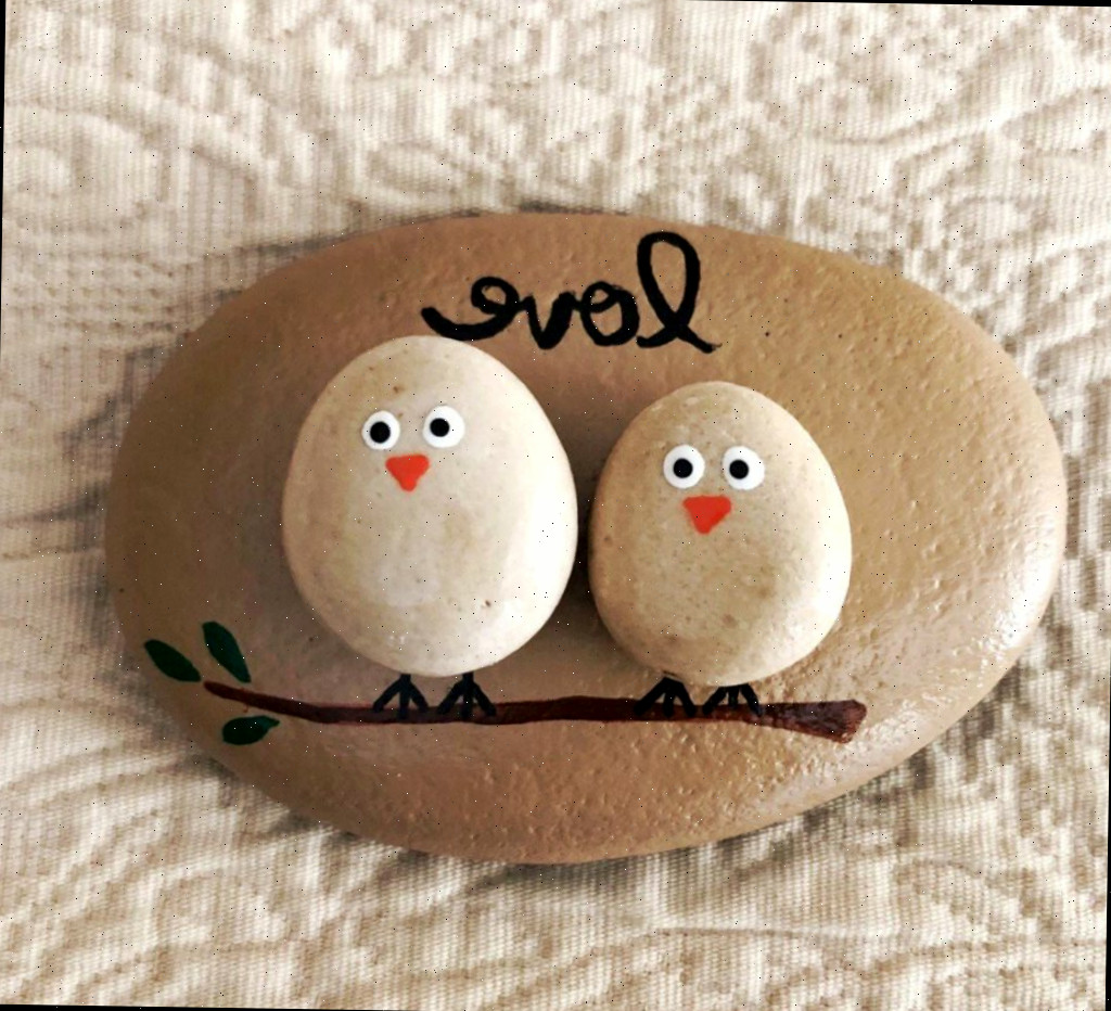Pedras Pintadas com Pássaros do Amor