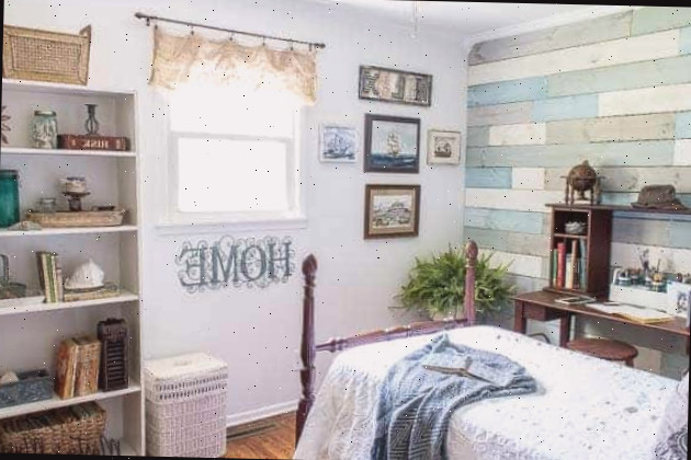 Quarto costeiro com parede de tábuas e acessórios azul e branco