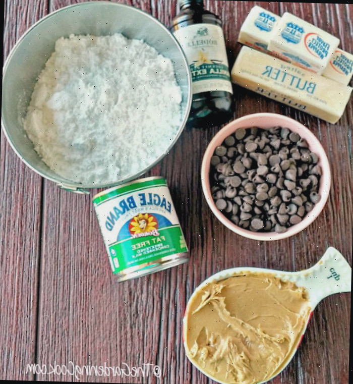 Ingredientes para criar fudge. Manteiga, baunilha, chocolate, pasta de amendoim, açúcar, leite condensado - para criar fudge.