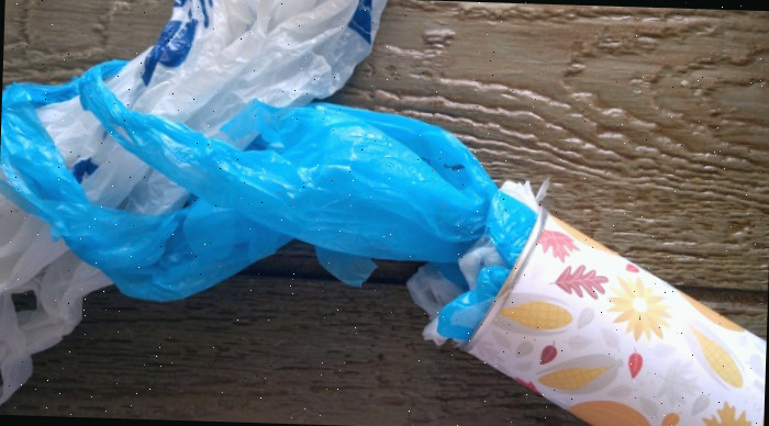 Passe as sacolas pelos cabos para que elas sejam mais simples de retirar
