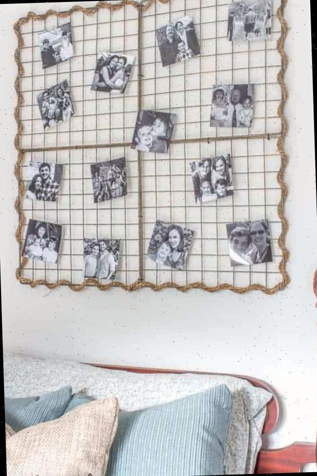 Enfeite de parede metálico cheio de fotos em preto e branco