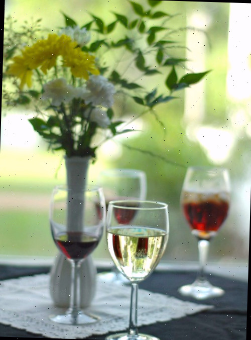 taças de vinho e flores ambiente descontraído de degustação de vinhos