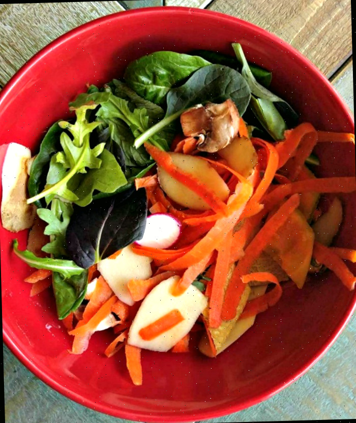 Descascas de vegetais e sobras de salada se decomporão facilmente em um buraco de compostagem em trincheira