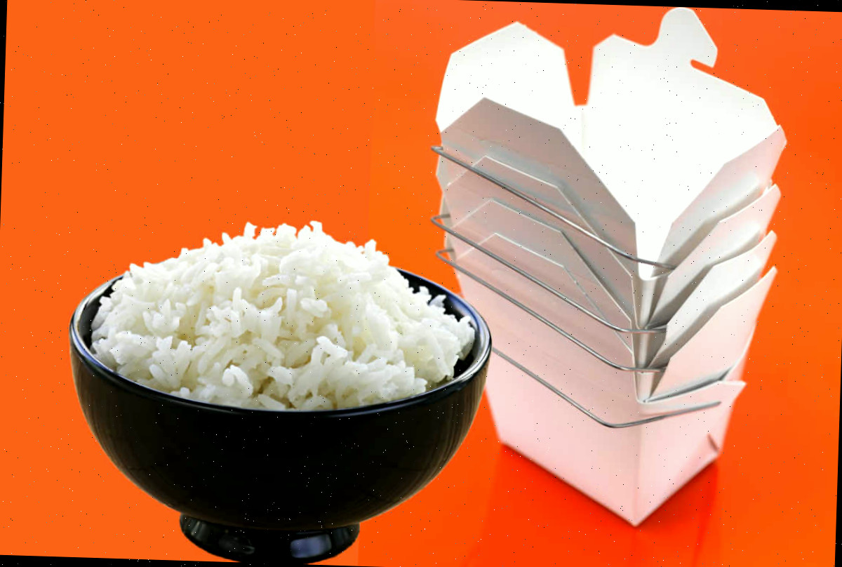 O que fazer com arroz sobrando Recipientes de comida e uma tigela de arroz sobrando.