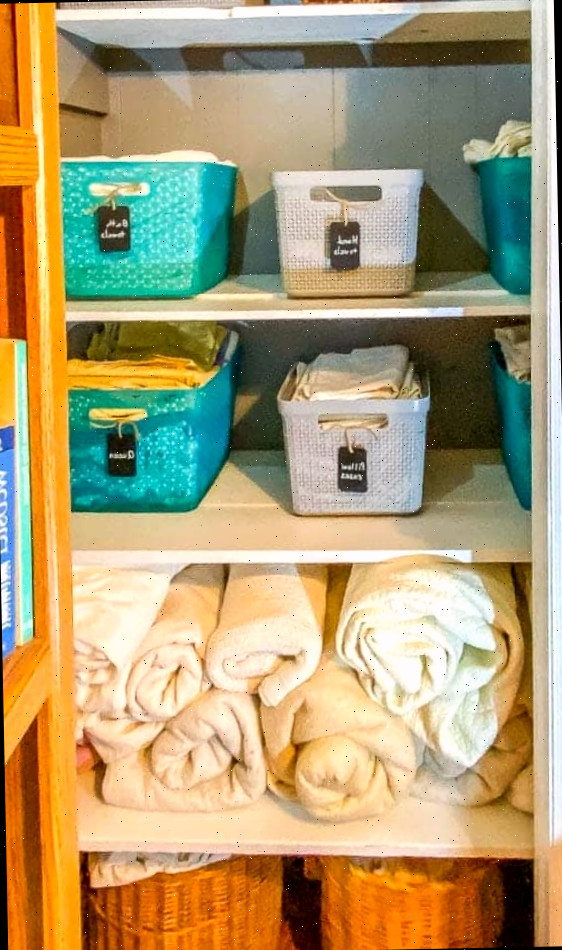 organização do pequeno armário de roupas de cama com cestos