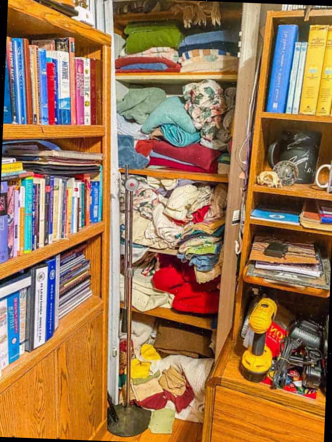 armário de roupa de cama pequeno repleto de toalhas e lençóis desorganizados