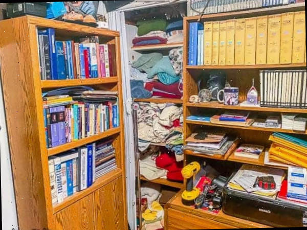 compacto armário de roupa de cama superlotado ao lado de prateleiras desorganizadas