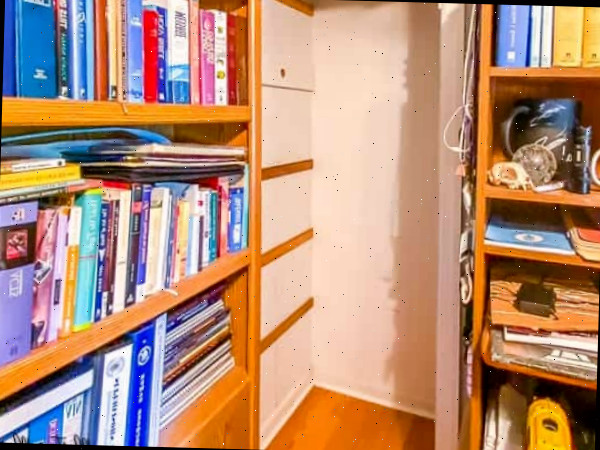 armário de roupa de cama vazio antes de pintar e organizar