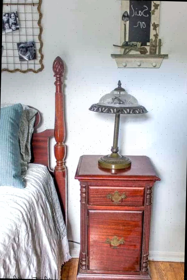Uma luminária vintage ao lado de uma cama de solteiro vintage