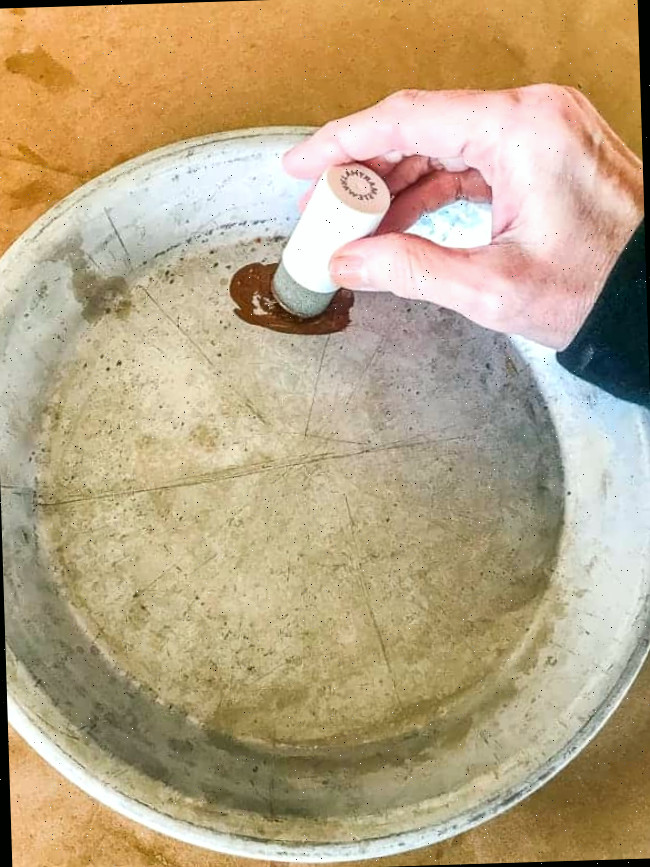 Um close de uma tigela, com torta e família