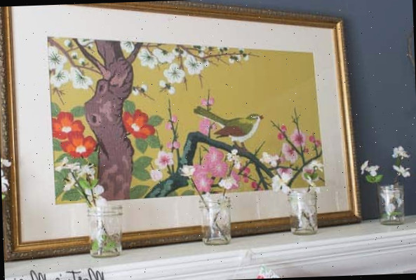 Uma pintura pendurada em uma parede