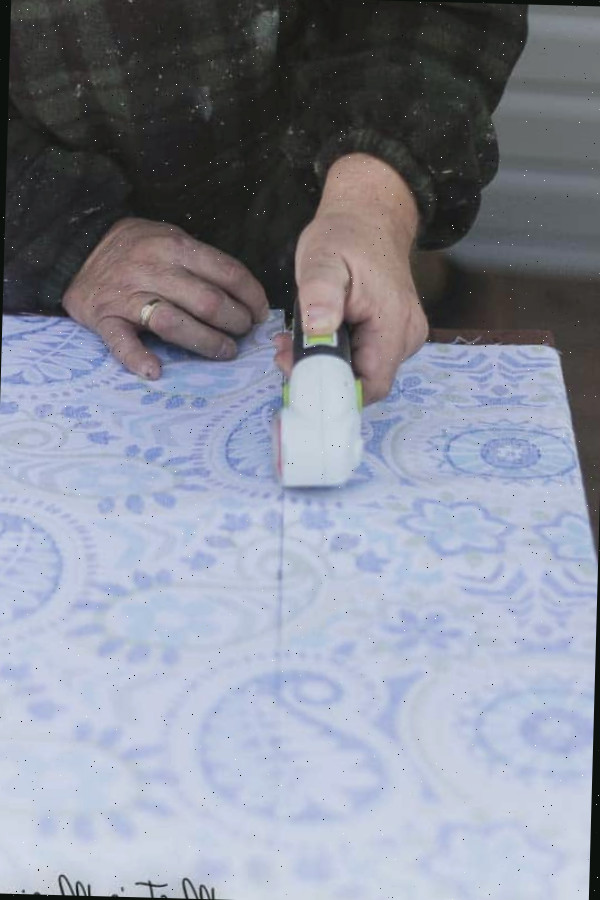 Cortando tecido para valance de janela em madeira compensada