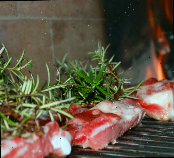 alecrim na carne na grelha Alecrim fresco na carne grelhada