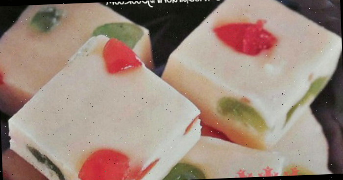 Fudge de chocolate branco com cerejas parecendo um mosaico.