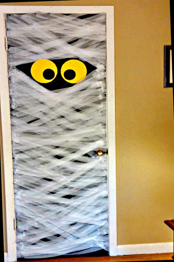Decoração de porta de múmia