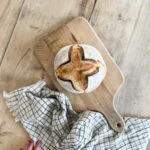 Pão sourdough simples na caçarola de ferro