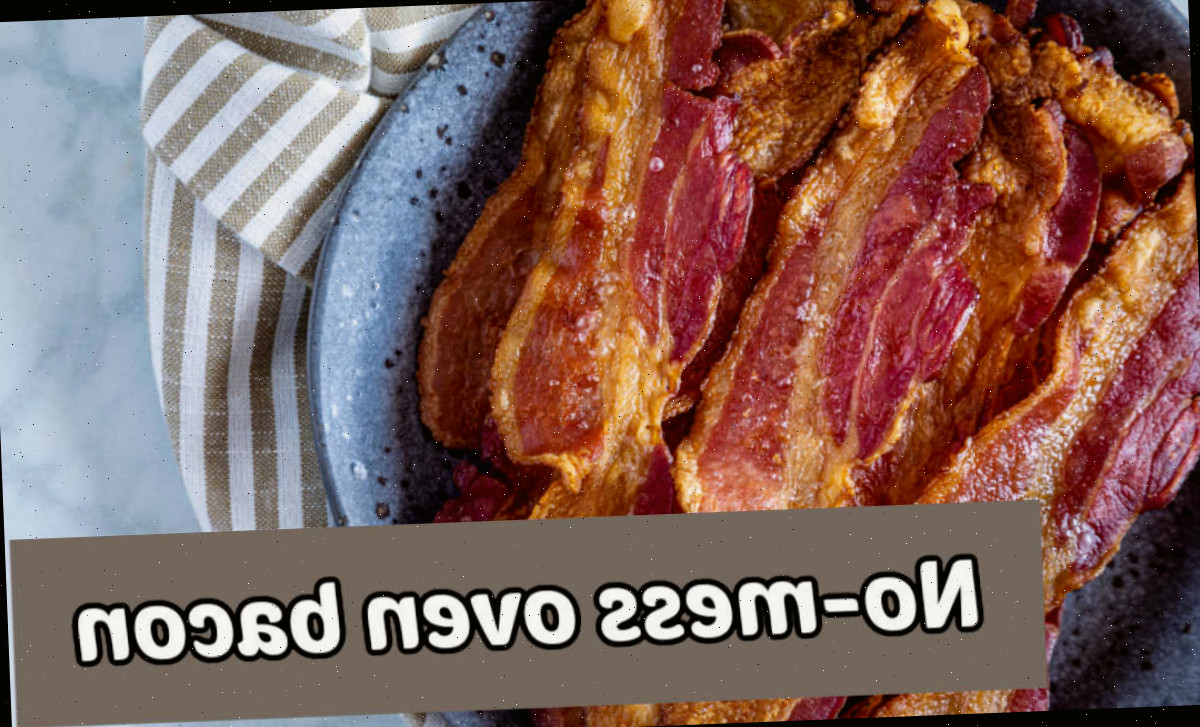 Receita de bacon assado em uma tigela azul ao lado de uma toalha listrada. Texto bege diz bacon no forno sem bagunça.