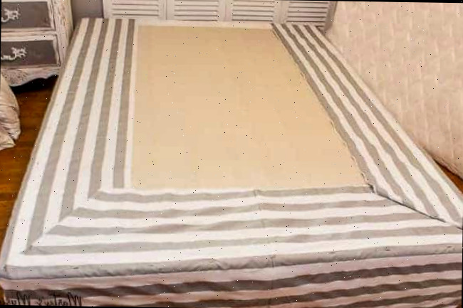 Uma cama com uma mesa de madeira