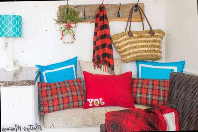Repleto de decoração azul-turquesa e vermelha econômica e dicas fáceis de DIY, este tour de Natal pela casa de 2017 também traz incentivo para abraçar o coração do lar.