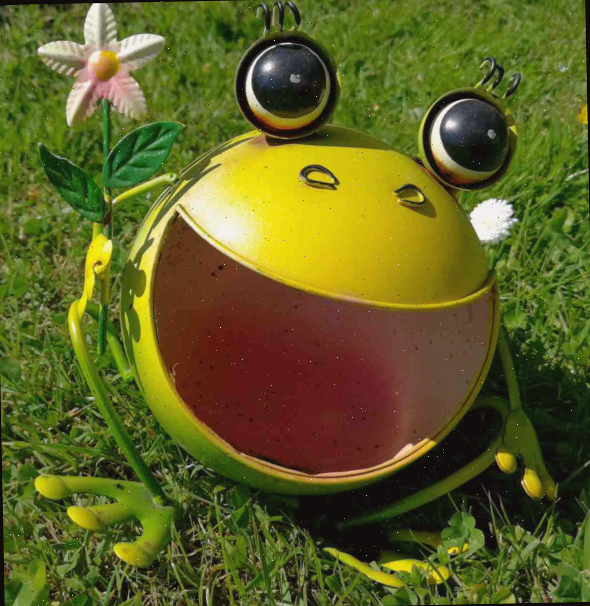 Arte de jardim sapo com boca aberta.