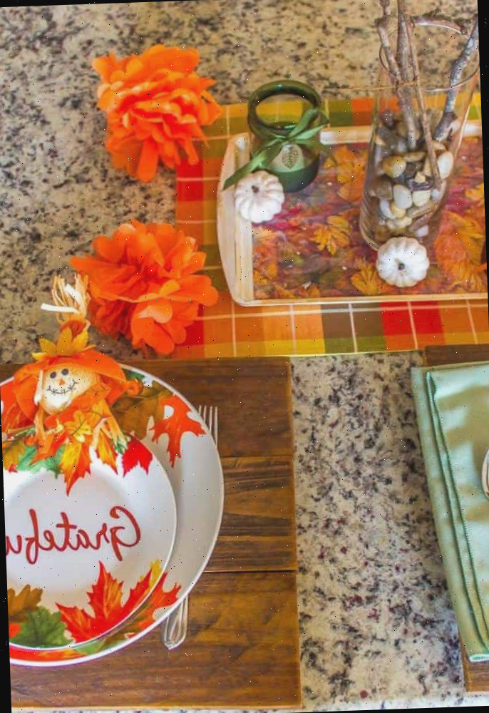 pompons laranja de papel de seda sobre a mesa de outono