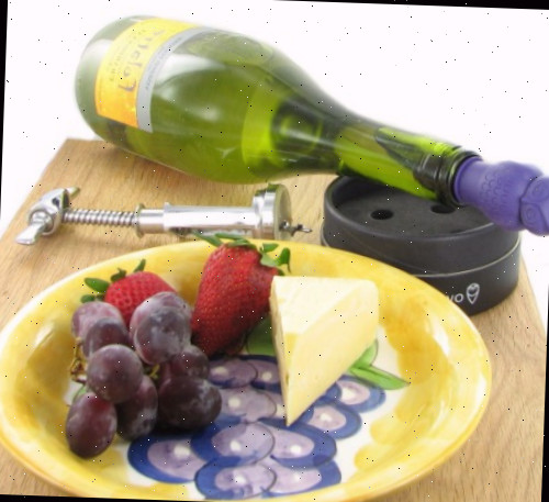 queijo, garrafa de vinho e frutas Placa de coruja e bandeja de frutas e queijos