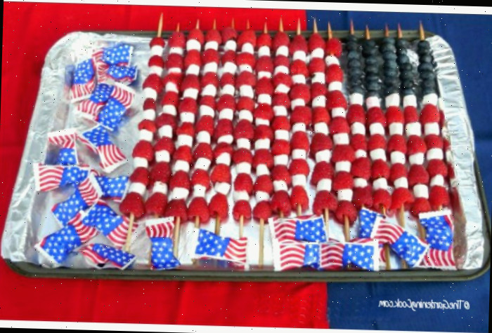 Bandeira de Frutas Patriótica feita de mirtilos, framboesas, mini marshmallows e pacotes de menta patriótica.