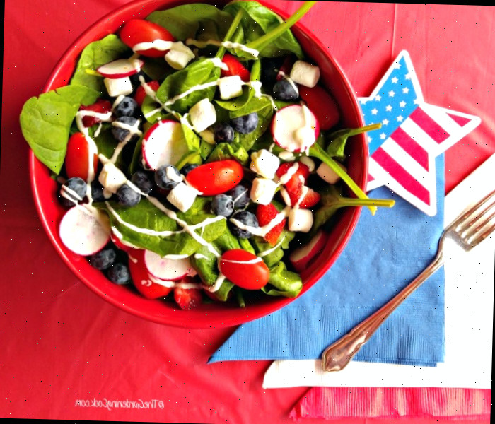 Salada de Jardim Patriótica com estrela da bandeira e toalhas vermelhas, brancas e azuis.