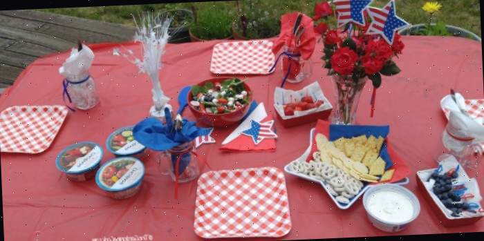 Mescla Patriótica para o Quatro de Julho em uma mesa vermelha ao ar livre.