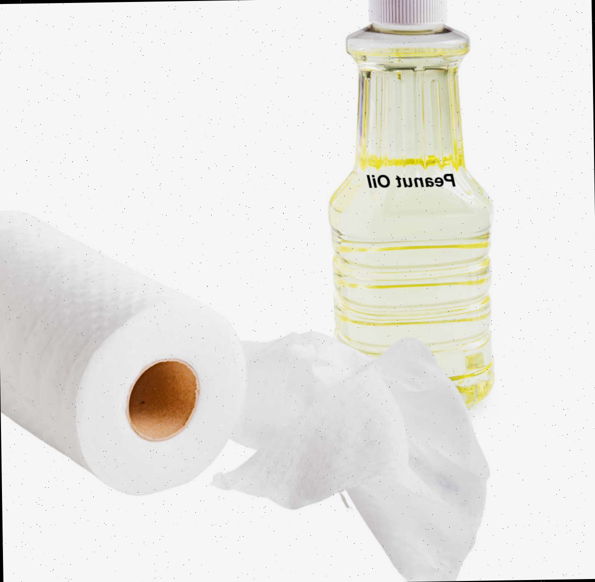 Use um óleo com ponto de fumaça alto Garrafa de óleo de amendoim e rolo de papel toalha.