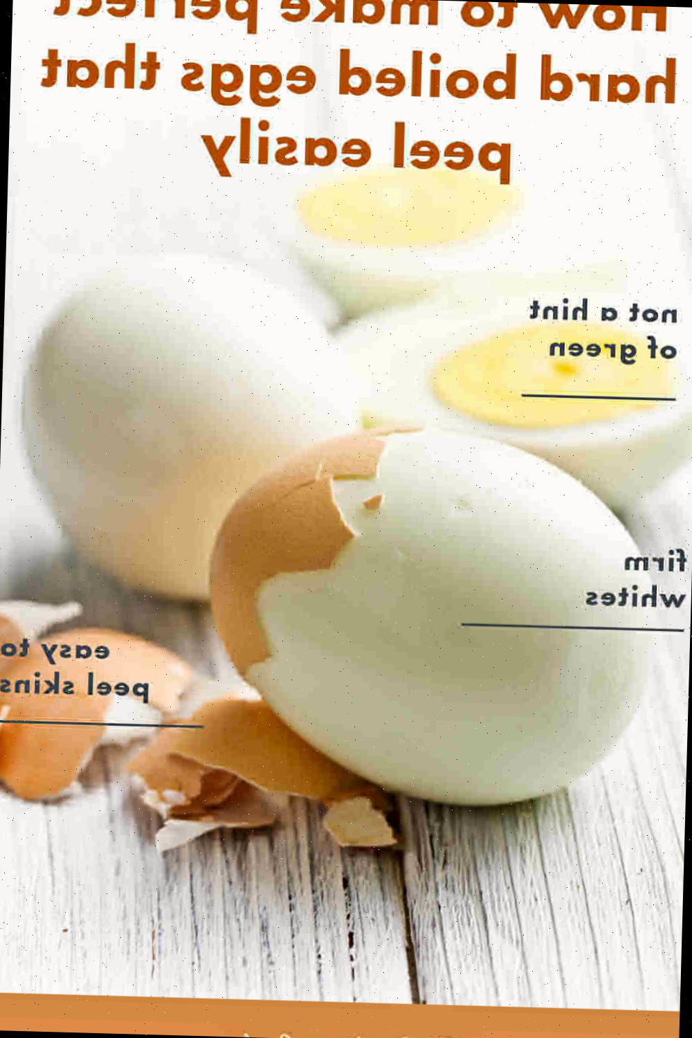 Ovos cozidos ideais. Ovos cozidos com a casca removida e palavras dizendo Como fazer ovos cozidos perfeitos que descascam facilmente.