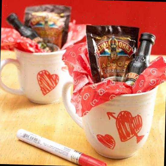 Xícaras de café em forma de coração repletas de chocolate quente