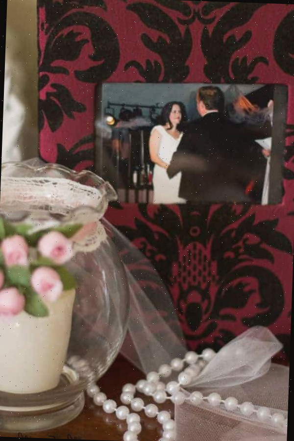 Um vaso de flores sobre uma mesa
